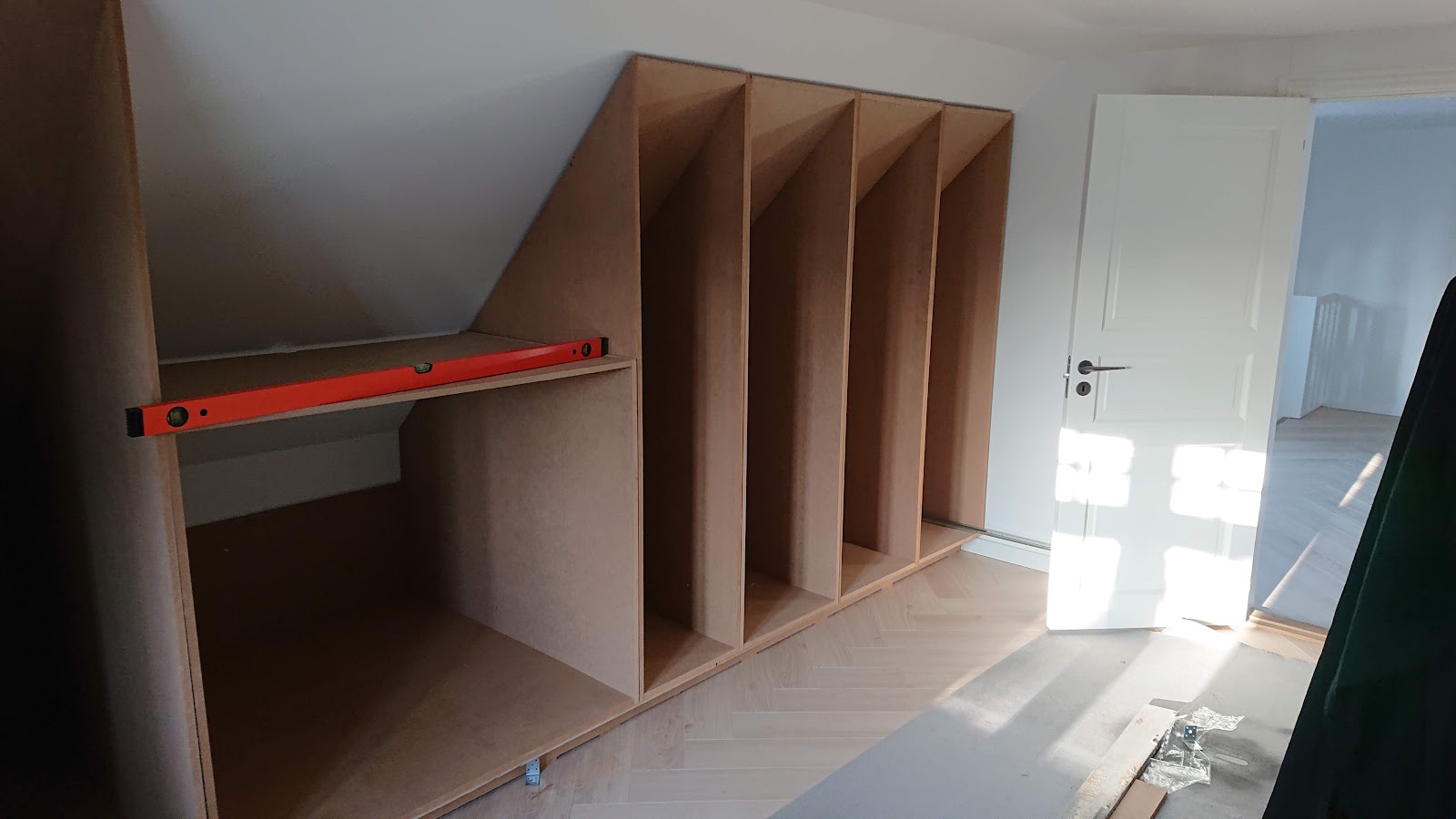 Garderobeskap med uttrekk