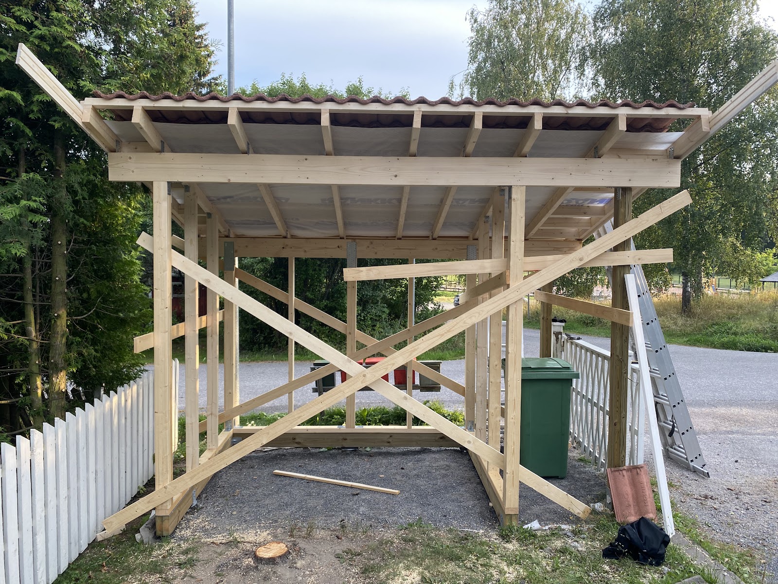 Sykkelskur med plass til ved