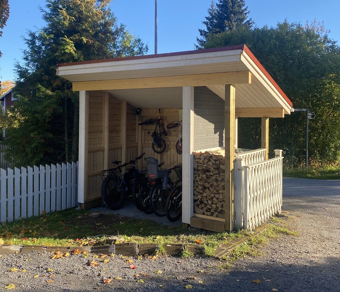 Sykkelskur med plass til ved