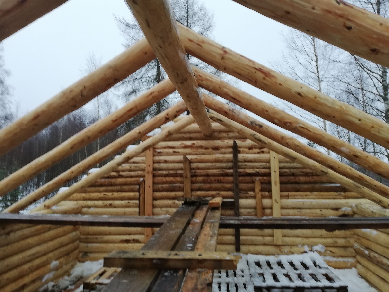 Flott tømmerhytte med to etasjer