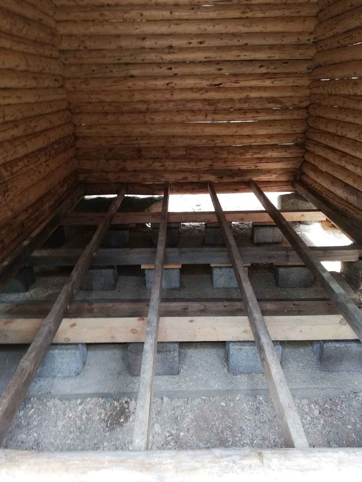 Flott tømmerhytte med to etasjer