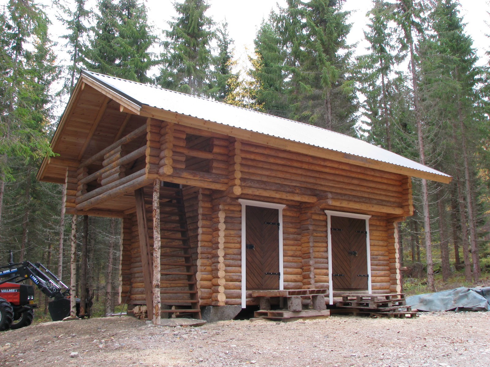 Flott tømmerhytte med to etasjer