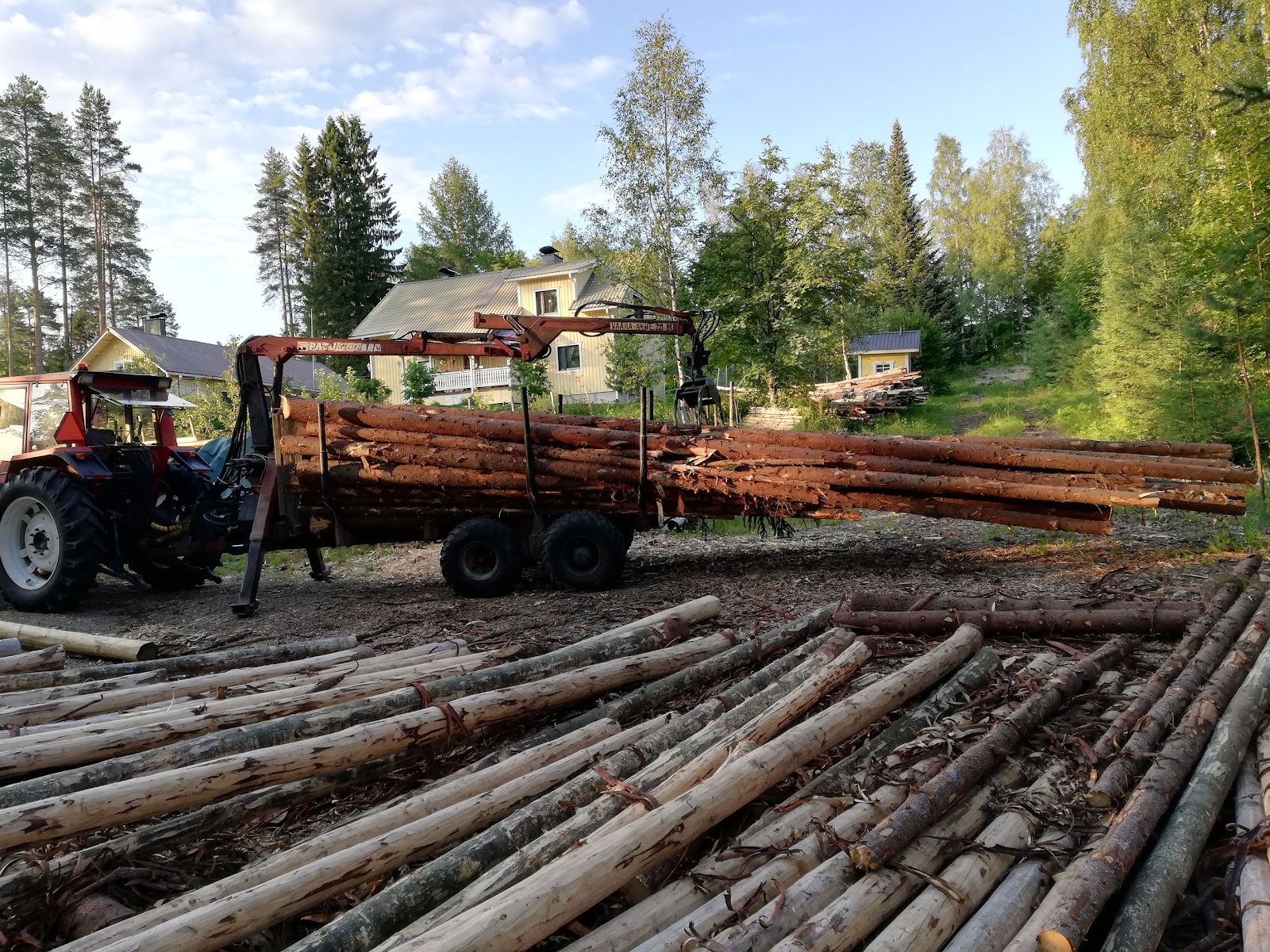 Flott tømmerhytte med to etasjer