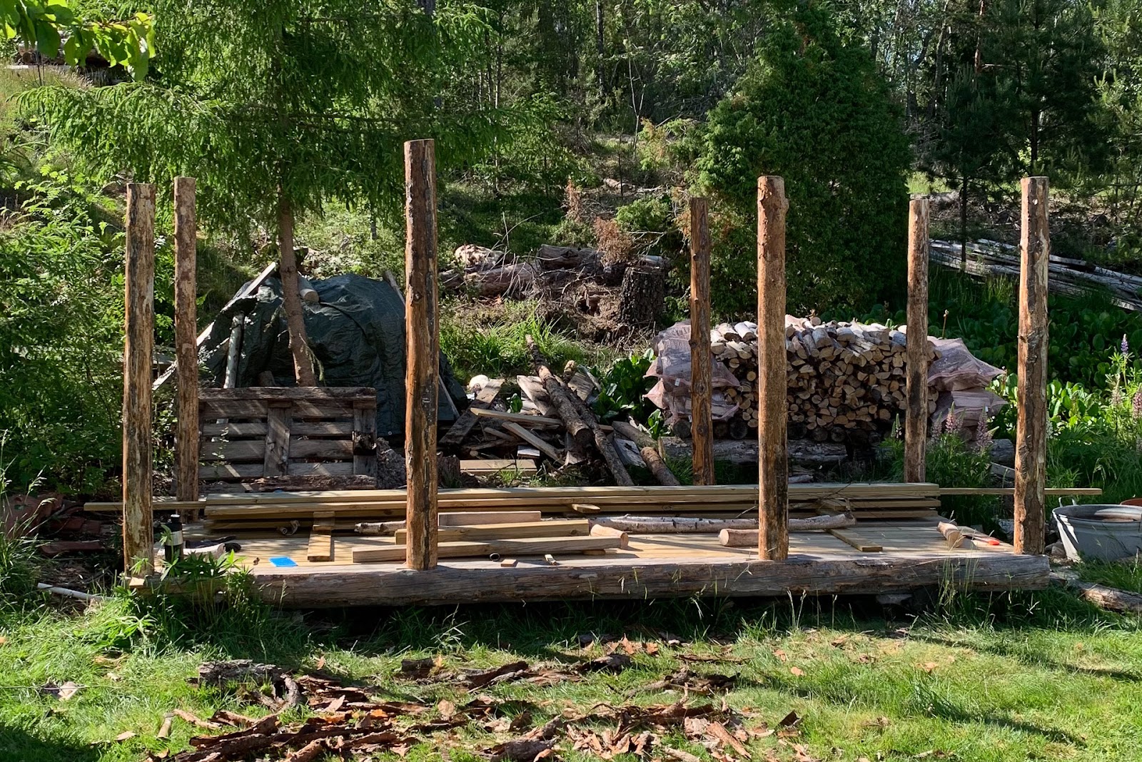 Vedhus med plass for morgenkaffe