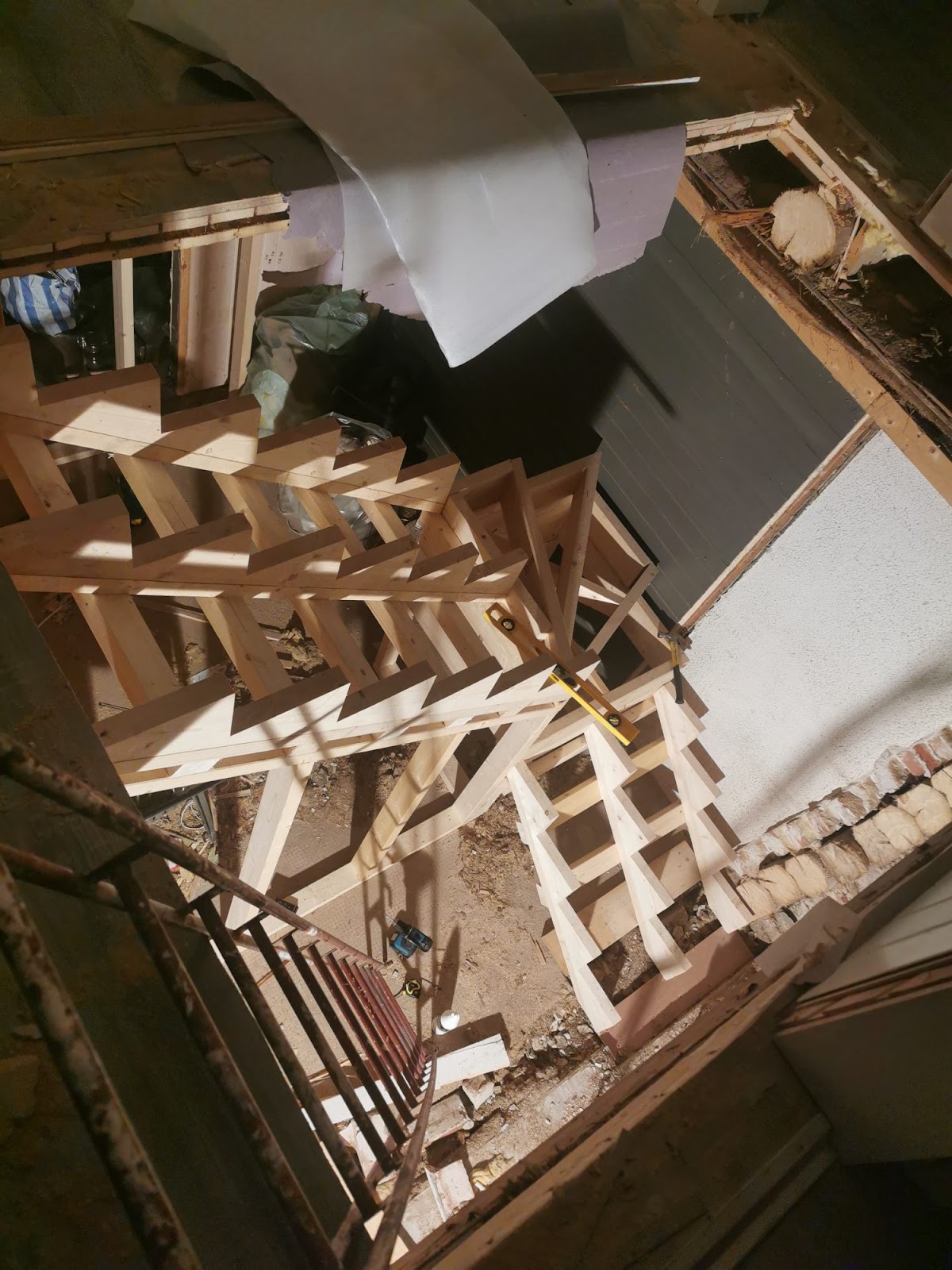 Hjemmelaget trapp med hjemmesveiset stålrekkverk