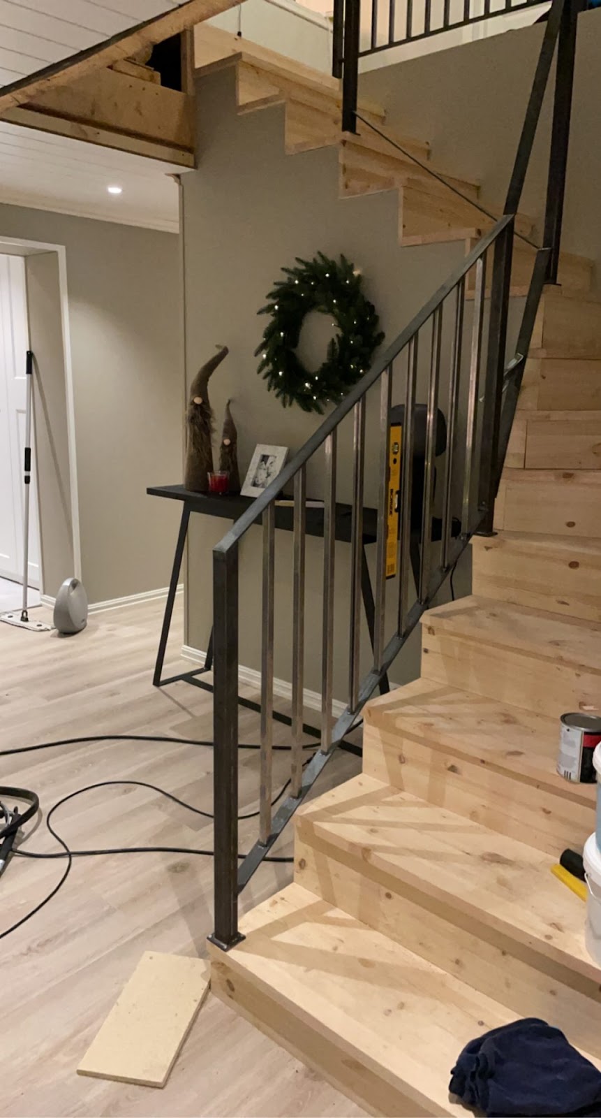 Hjemmelaget trapp med hjemmesveiset stålrekkverk