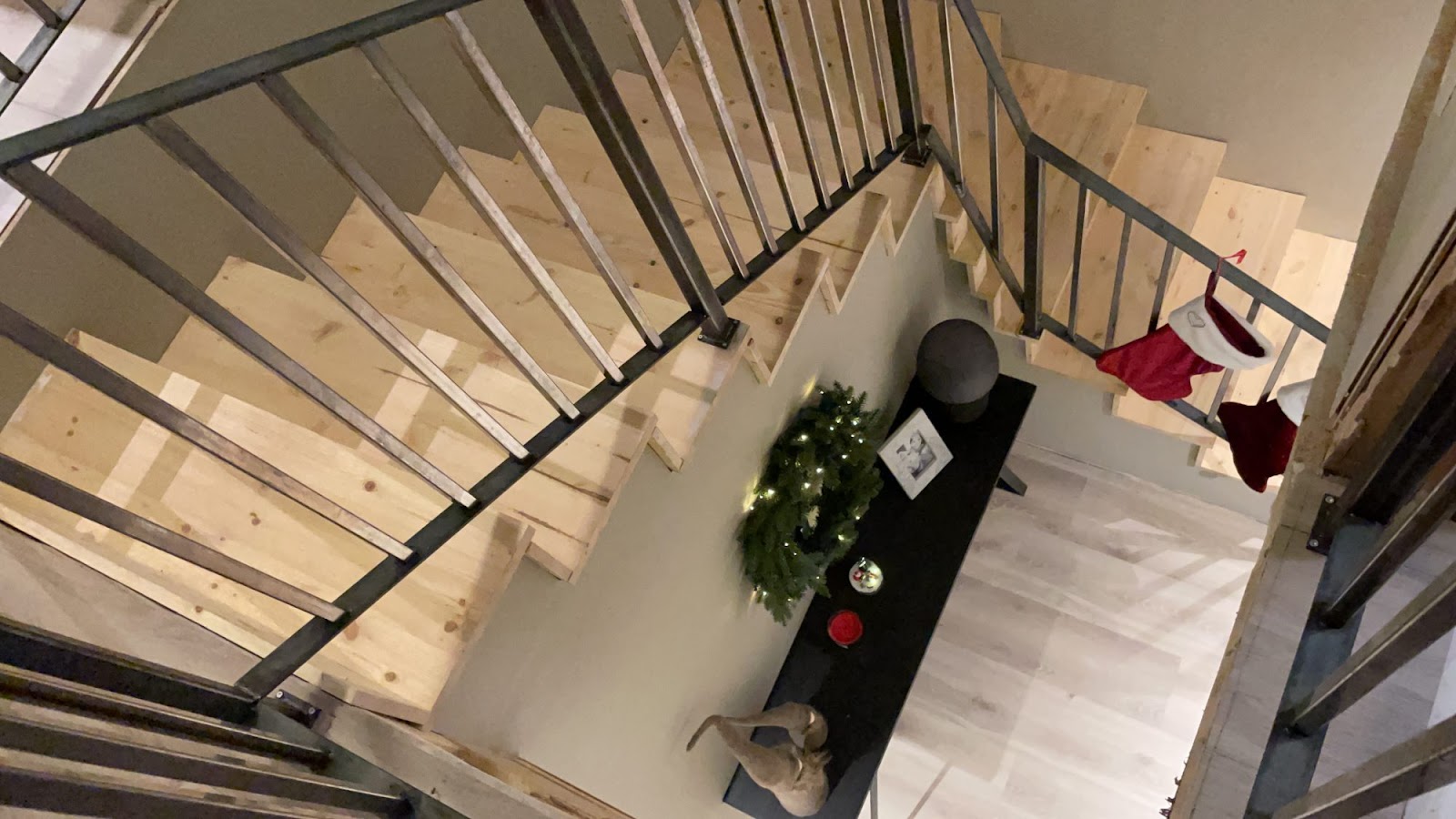 Hjemmelaget trapp med hjemmesveiset stålrekkverk