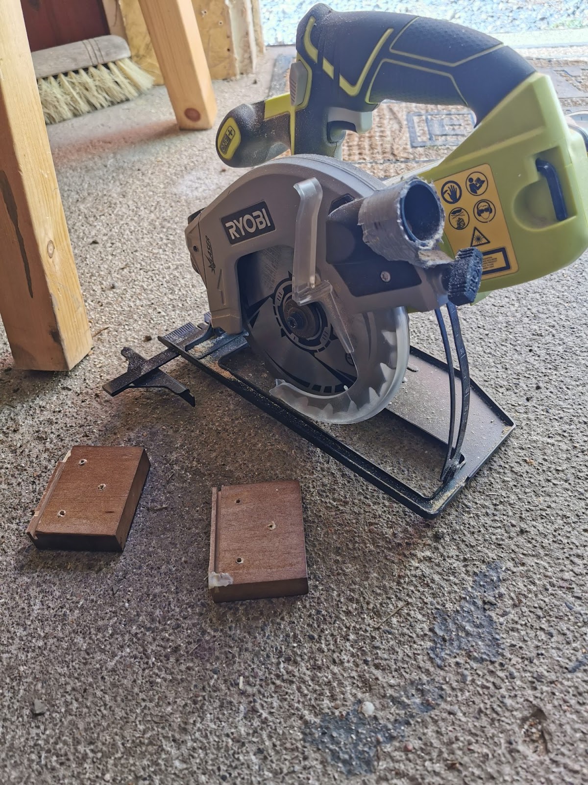 Spisebord av gammel dør