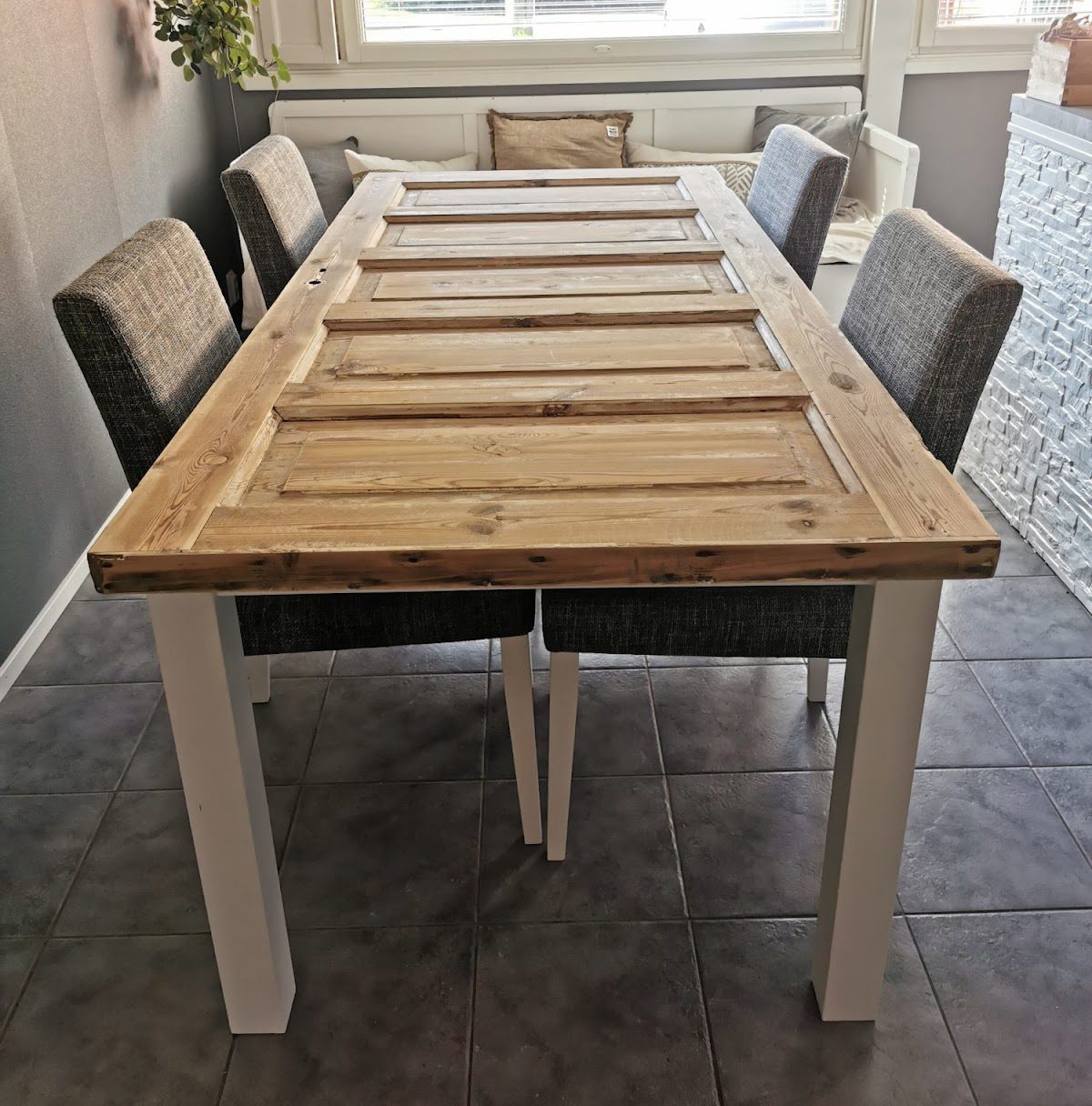 Spisebord av gammel dør