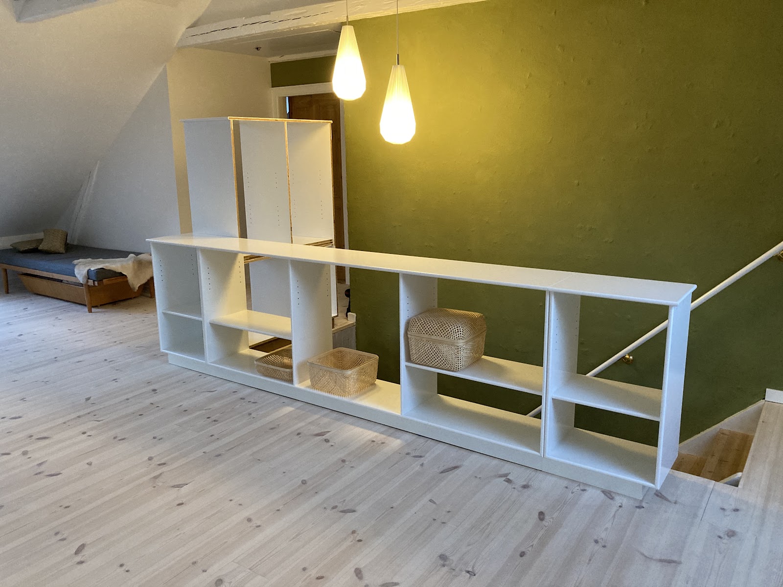 Gjennomsiktig bibliotek som trapperekkverk