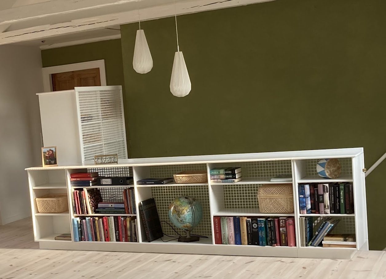 Gjennomsiktig bibliotek som trapperekkverk