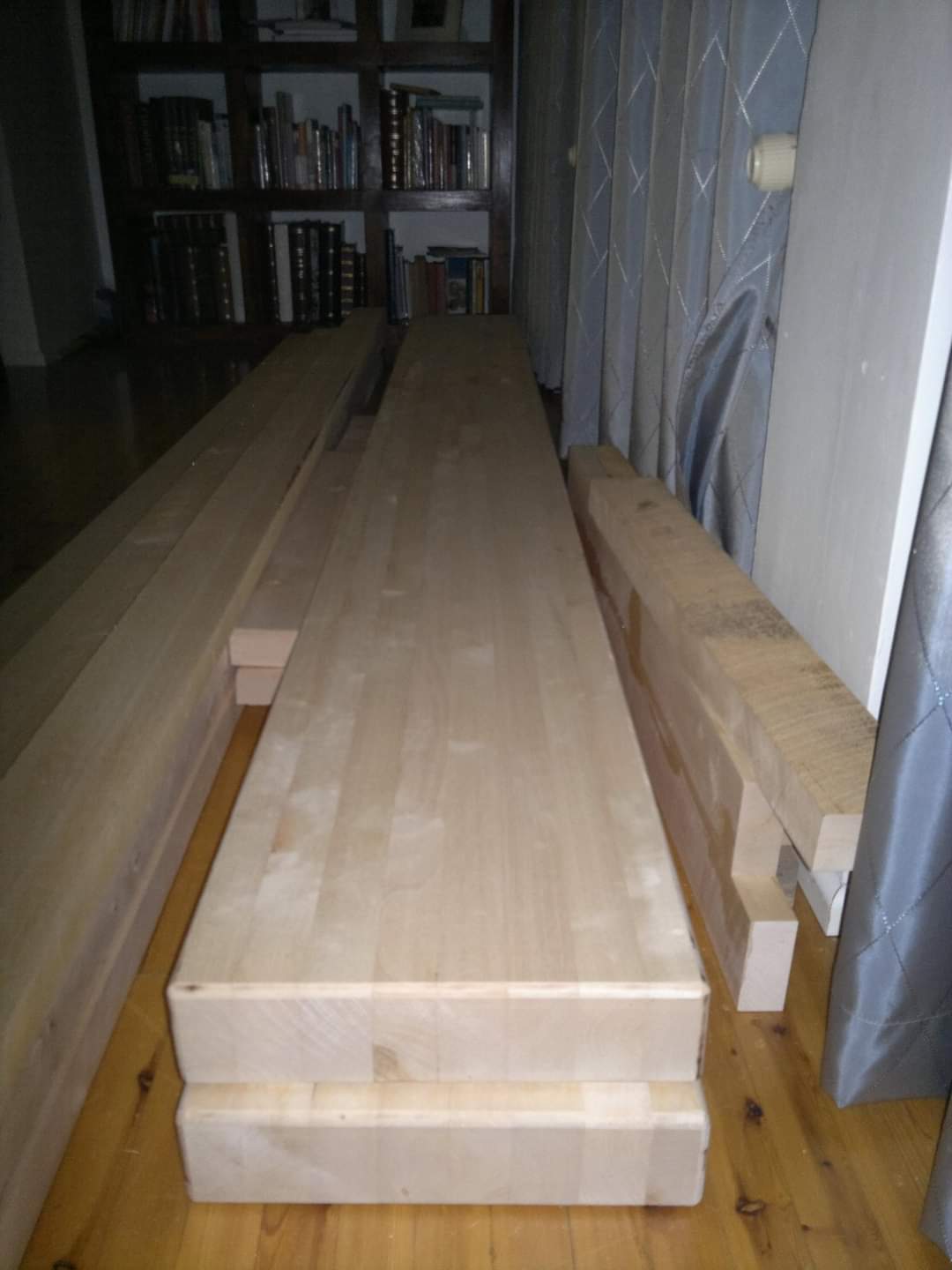 Bord og benk av kraftige planker