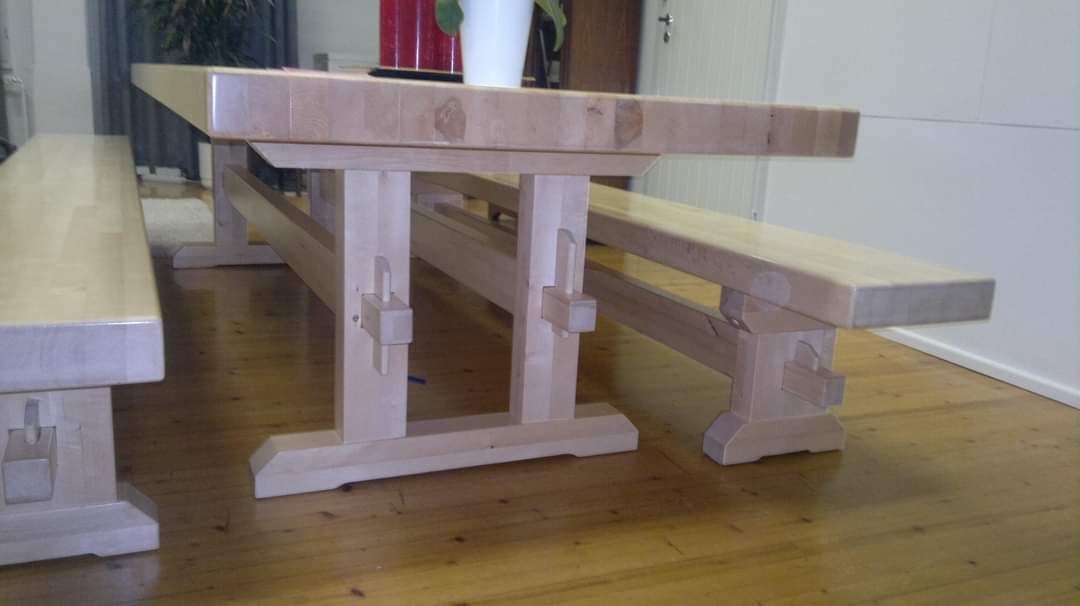 Bord og benk av kraftige planker