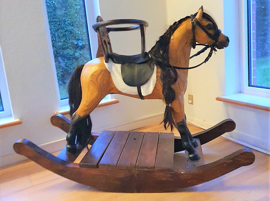 Gyngehest i kryssfiner med innebygget barnestol