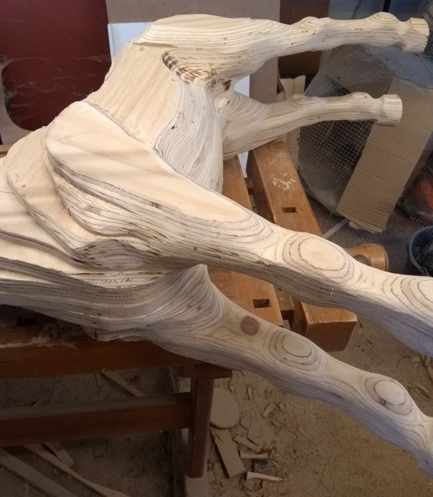 Gyngehest i kryssfiner med innebygget barnestol