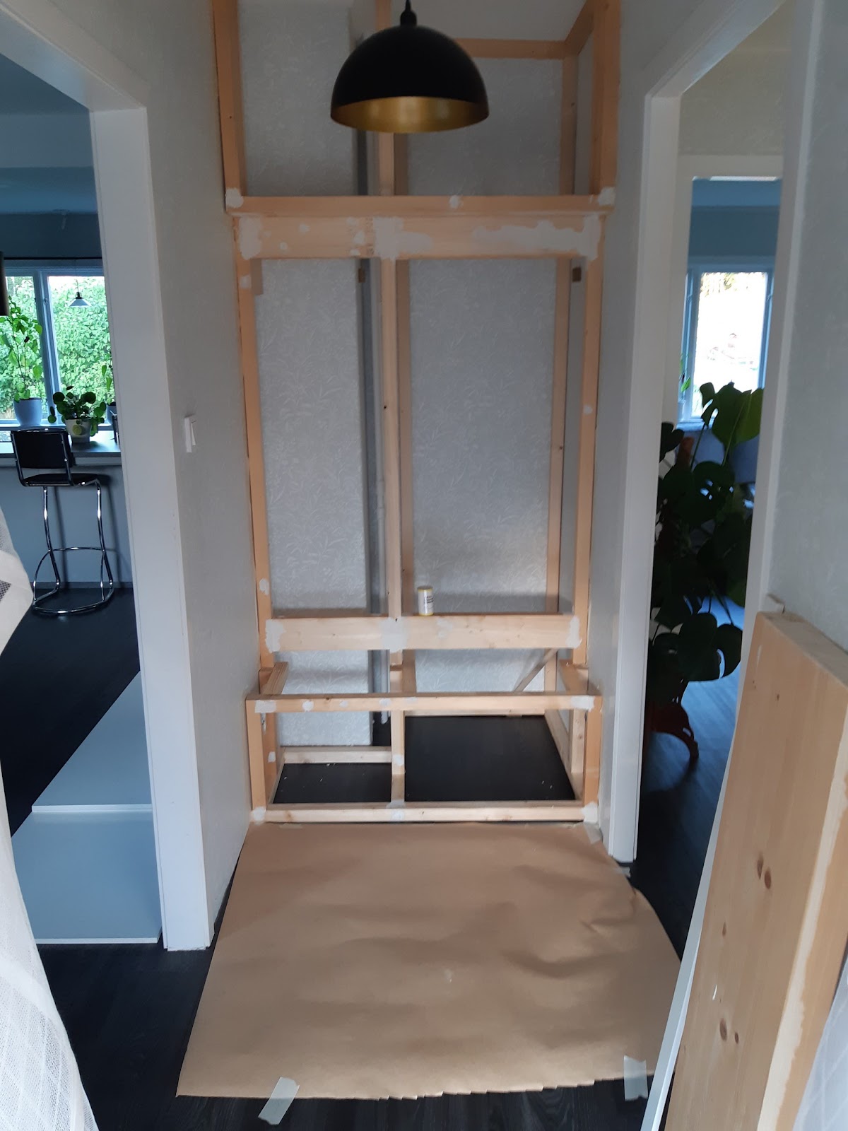 Plassbygde entremøbler