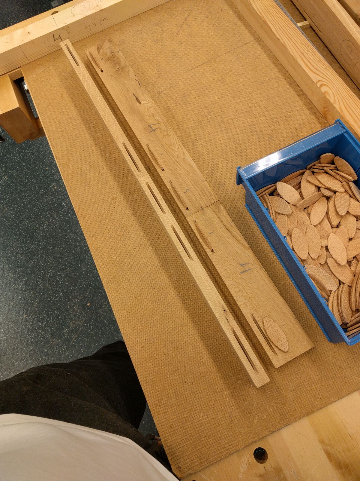 Spisebord med fiskebein