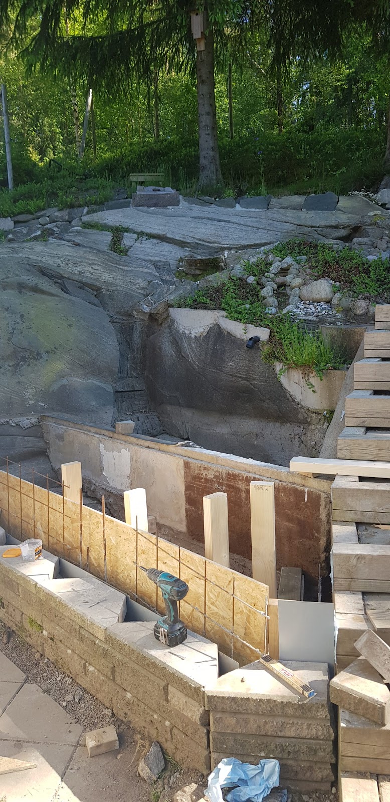 Trapp med hagedam og vannfall