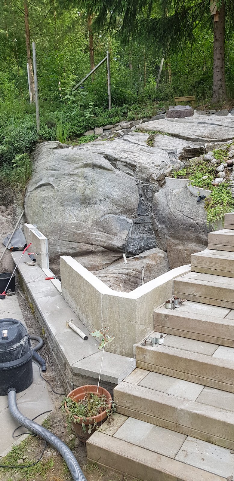 Trapp med hagedam og vannfall