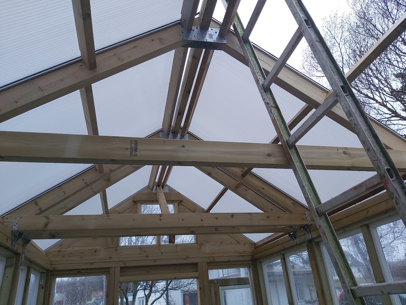 Nytt drivhus på gammel mur