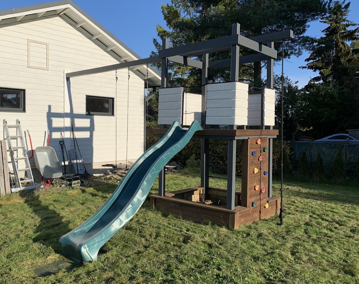 Lekeplass med huske og klatrestativ