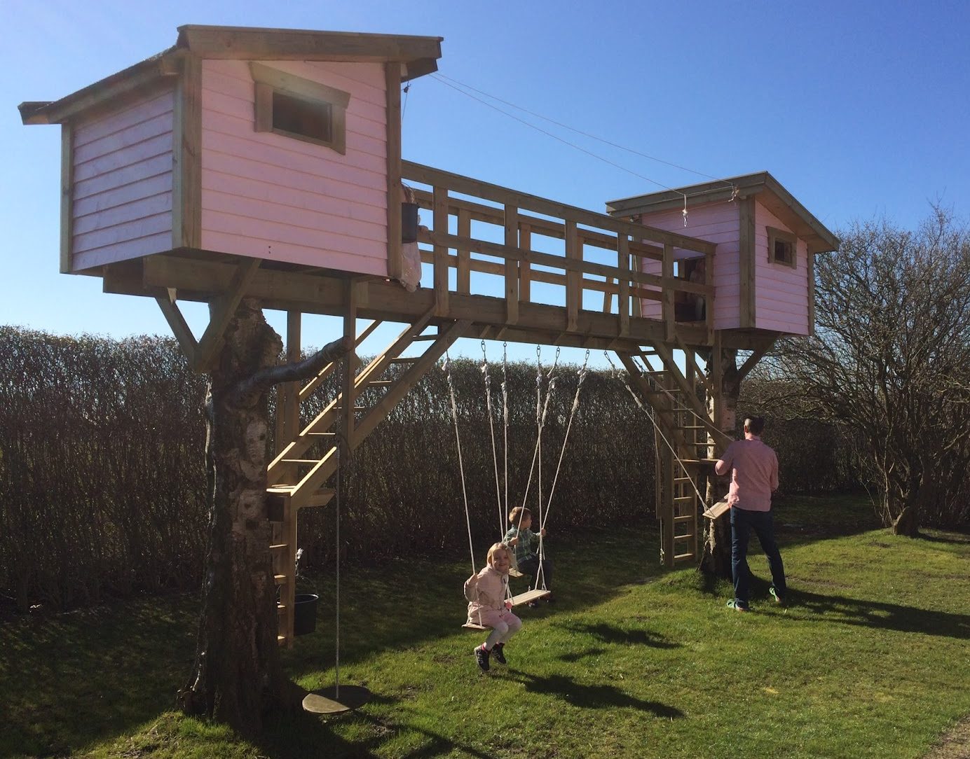 Hytter med broforbindelse