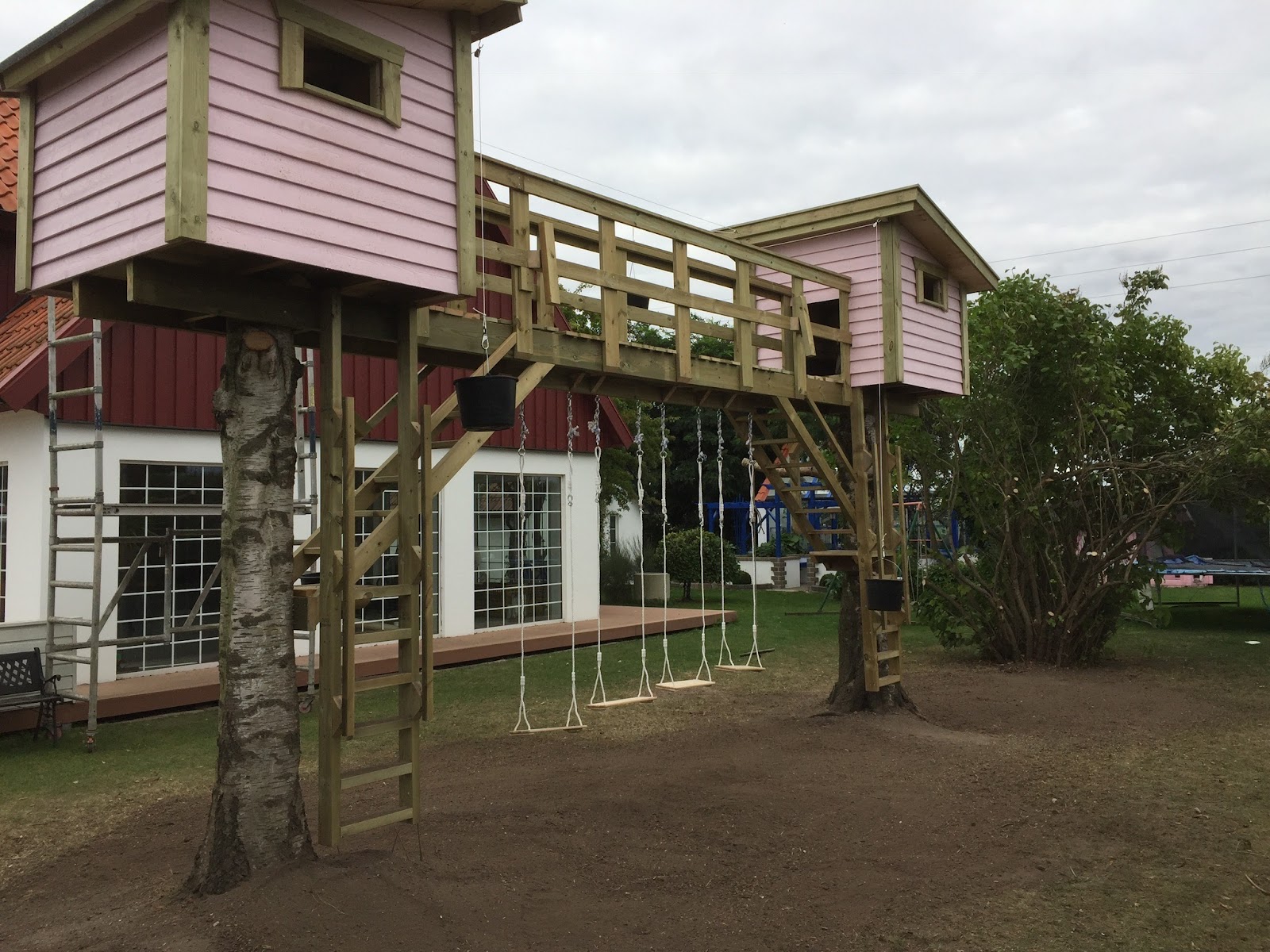 Hytter med broforbindelse