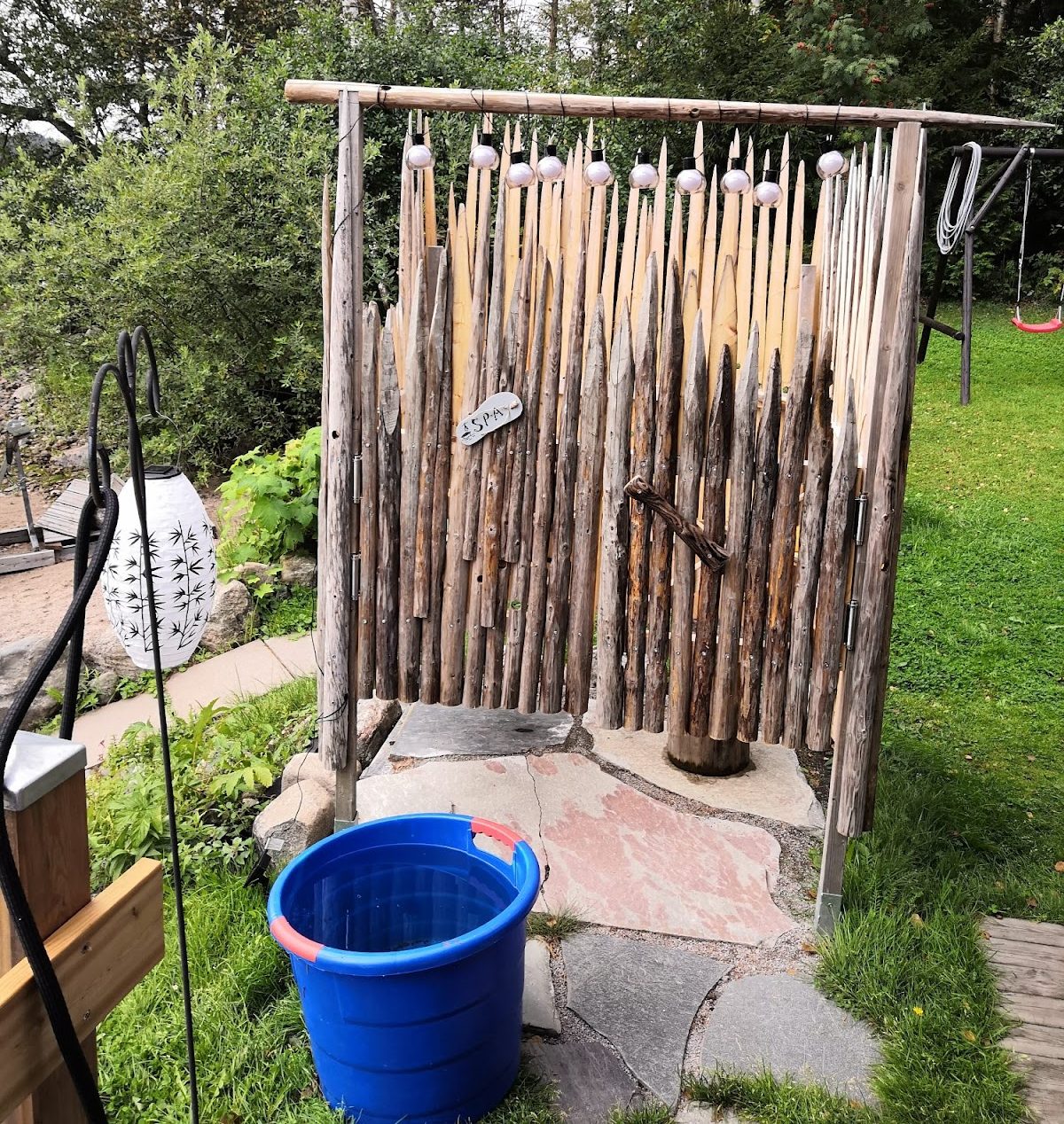 Utendørs dusj med stenger