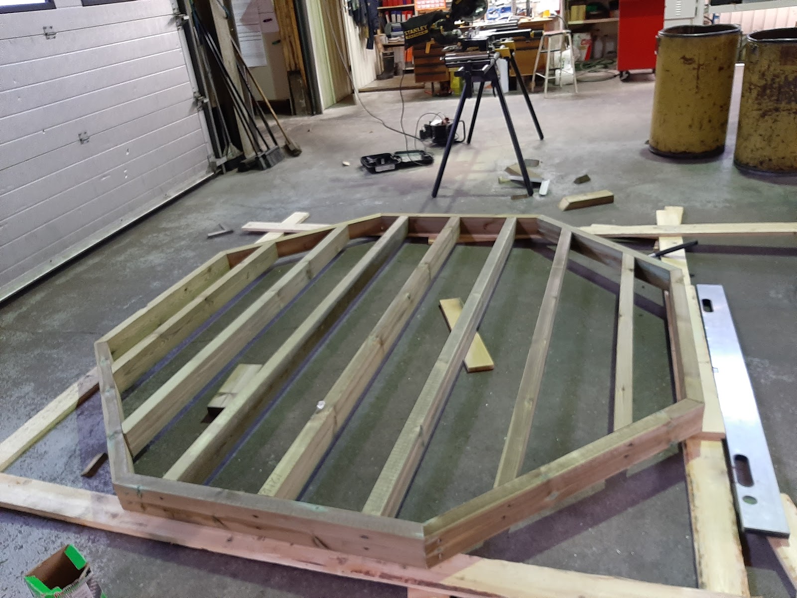 Badestamp i vannkanten