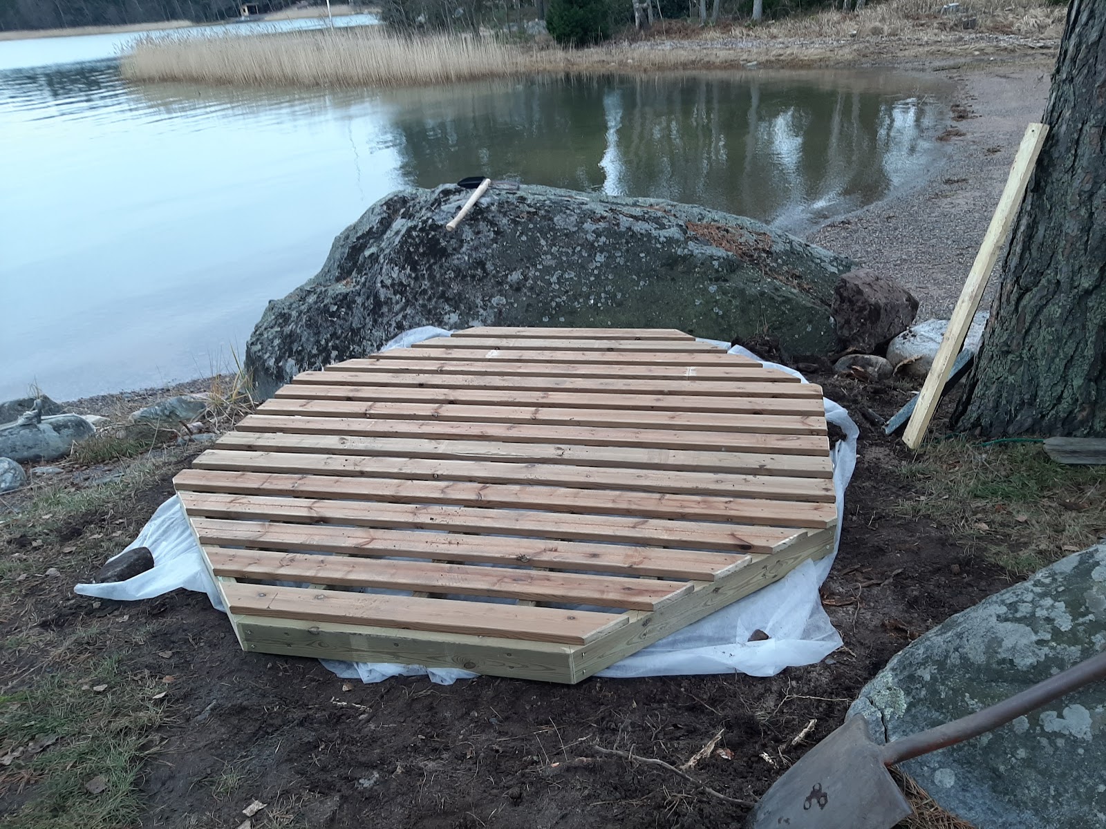 Badestamp i vannkanten