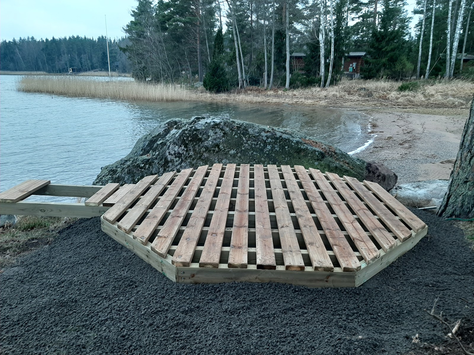 Badestamp i vannkanten