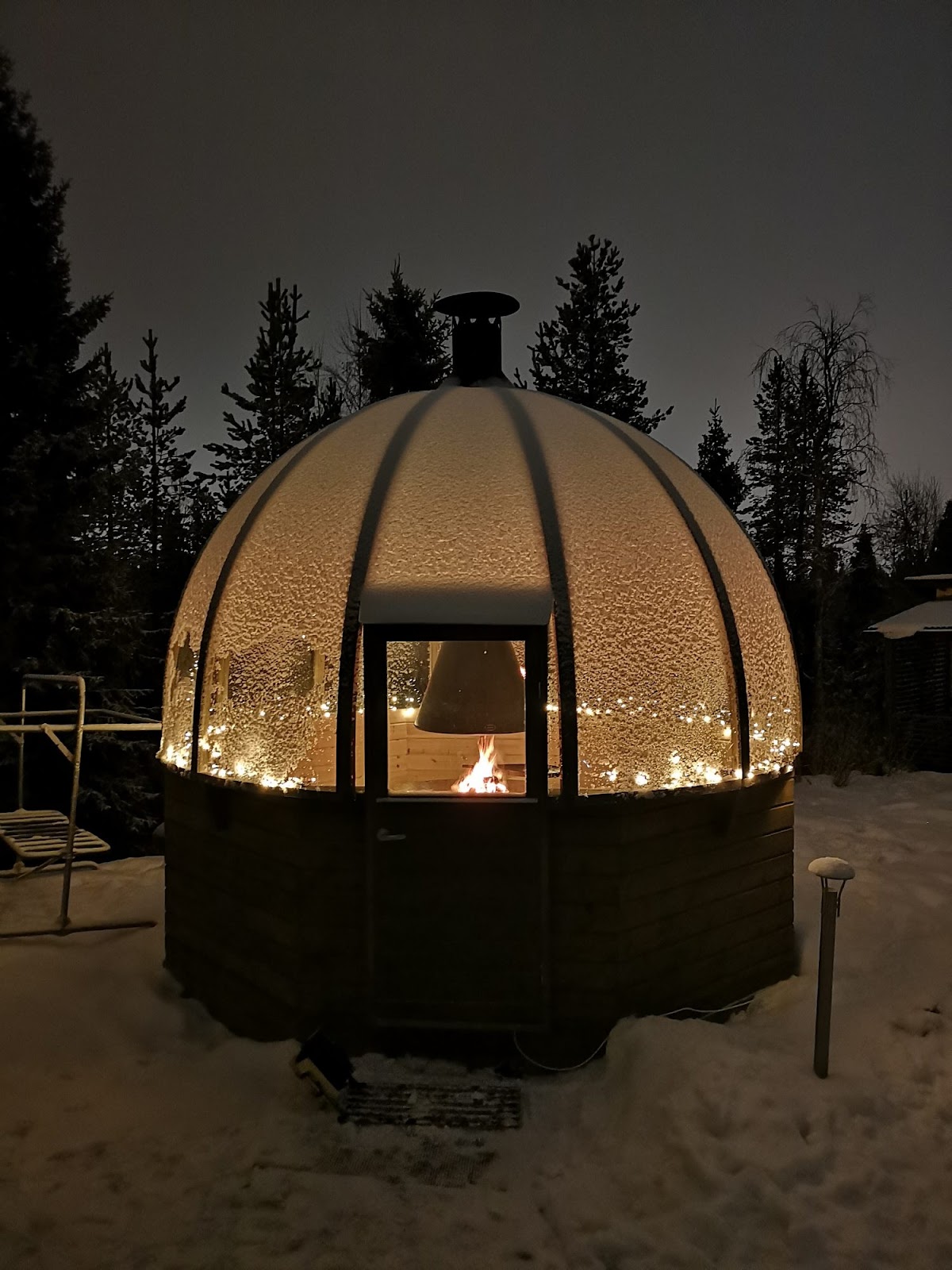 Vakker kuppel med utsikt mot nordlyset