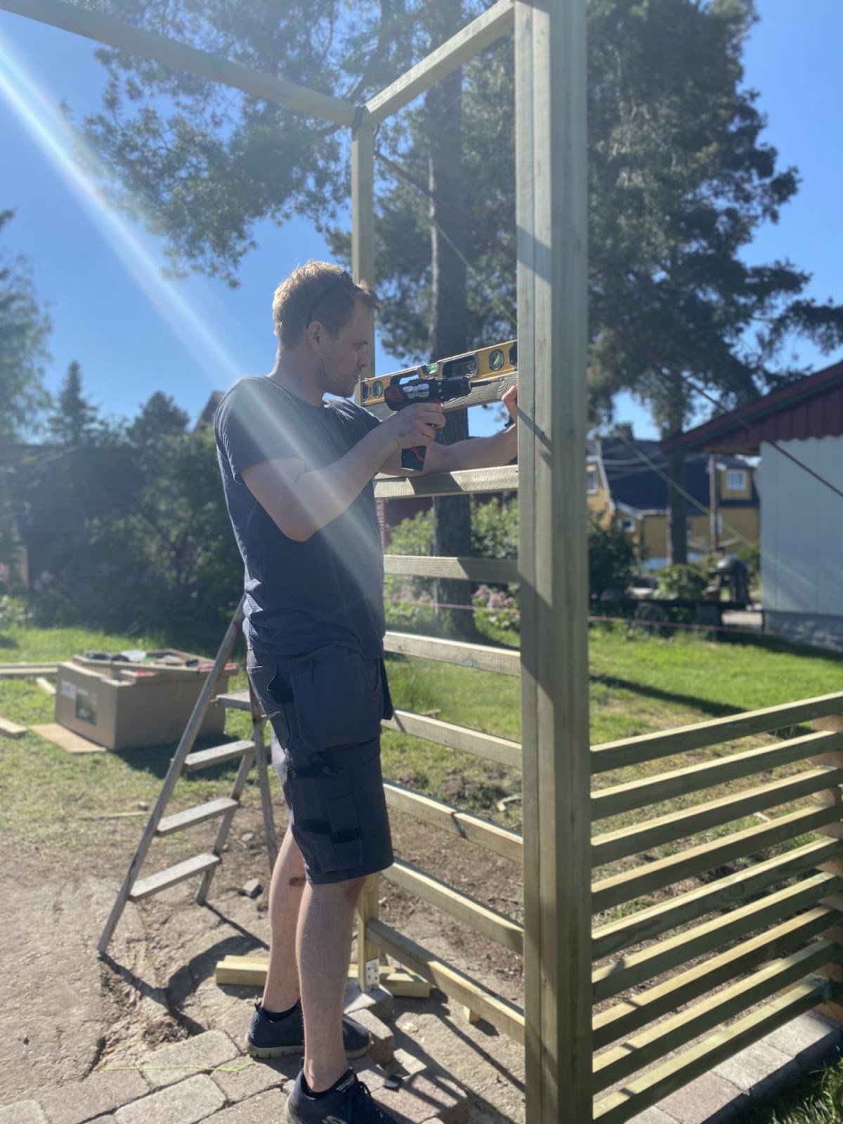 Gjerde med bue for klatreplanter