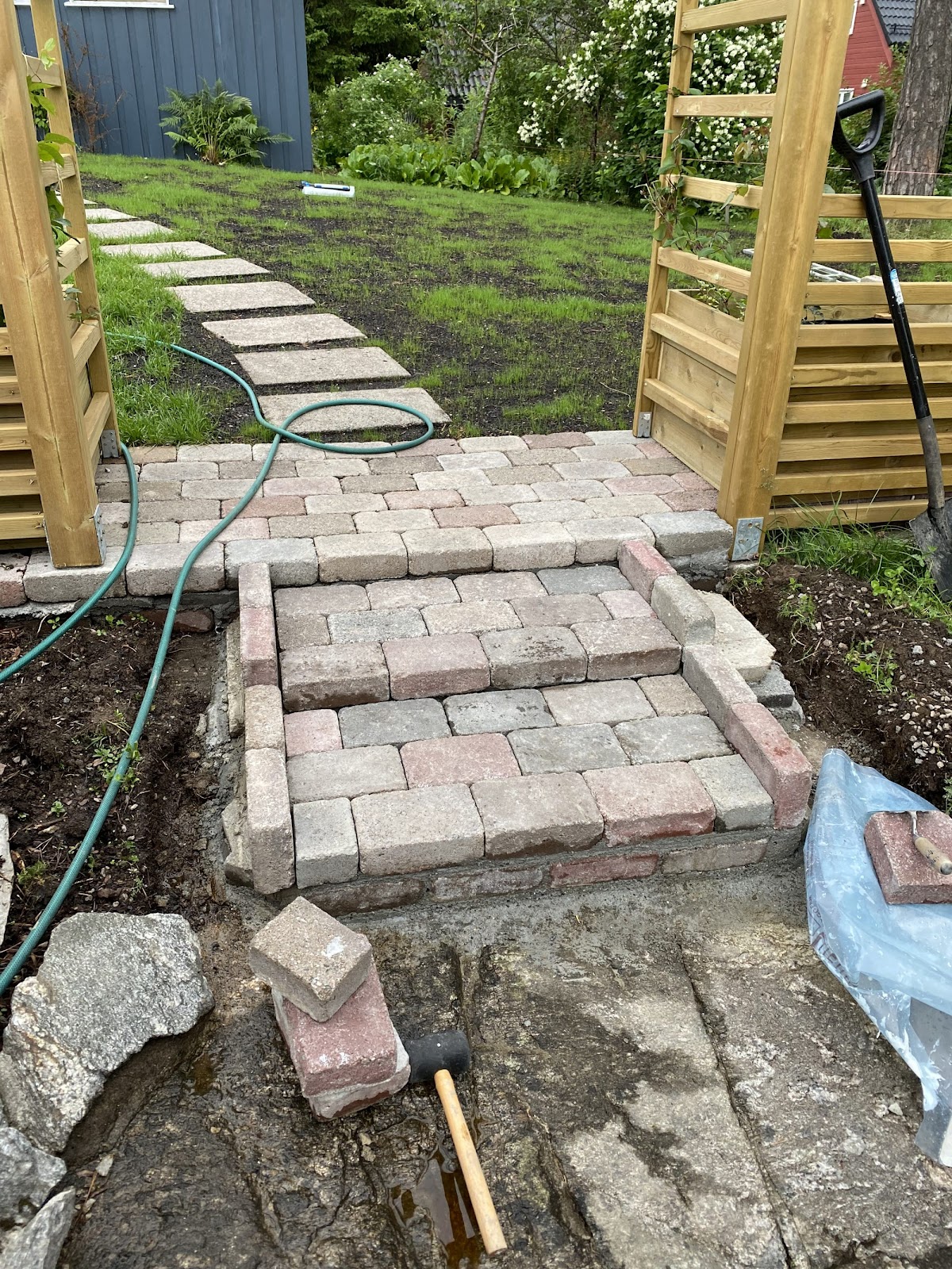 Gjerde med bue for klatreplanter