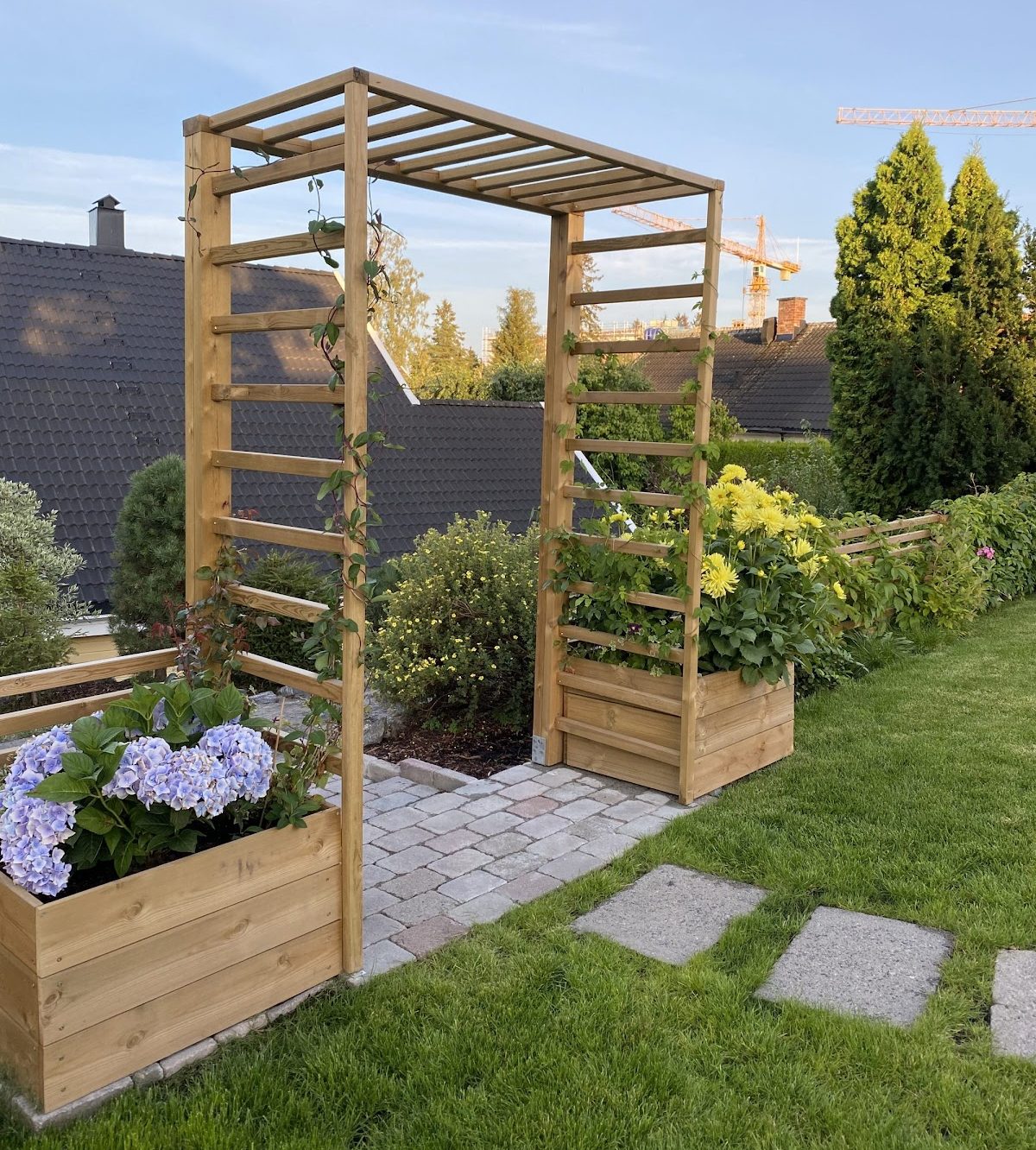 Gjerde med bue for klatreplanter