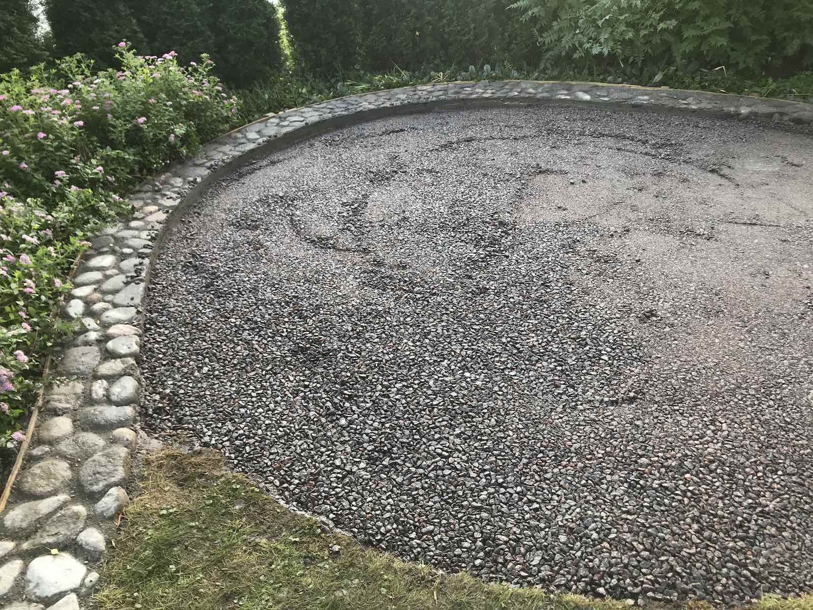 Terrasse av bruddstein og naturstein