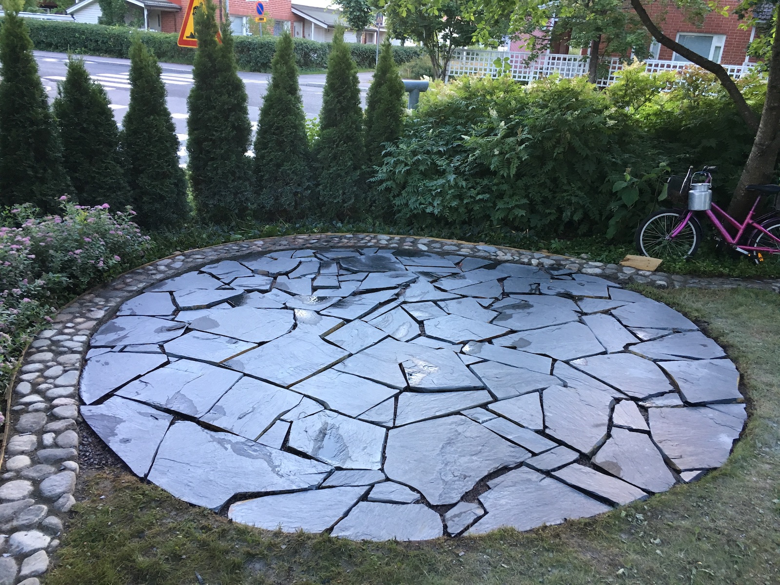 Terrasse av bruddstein og naturstein