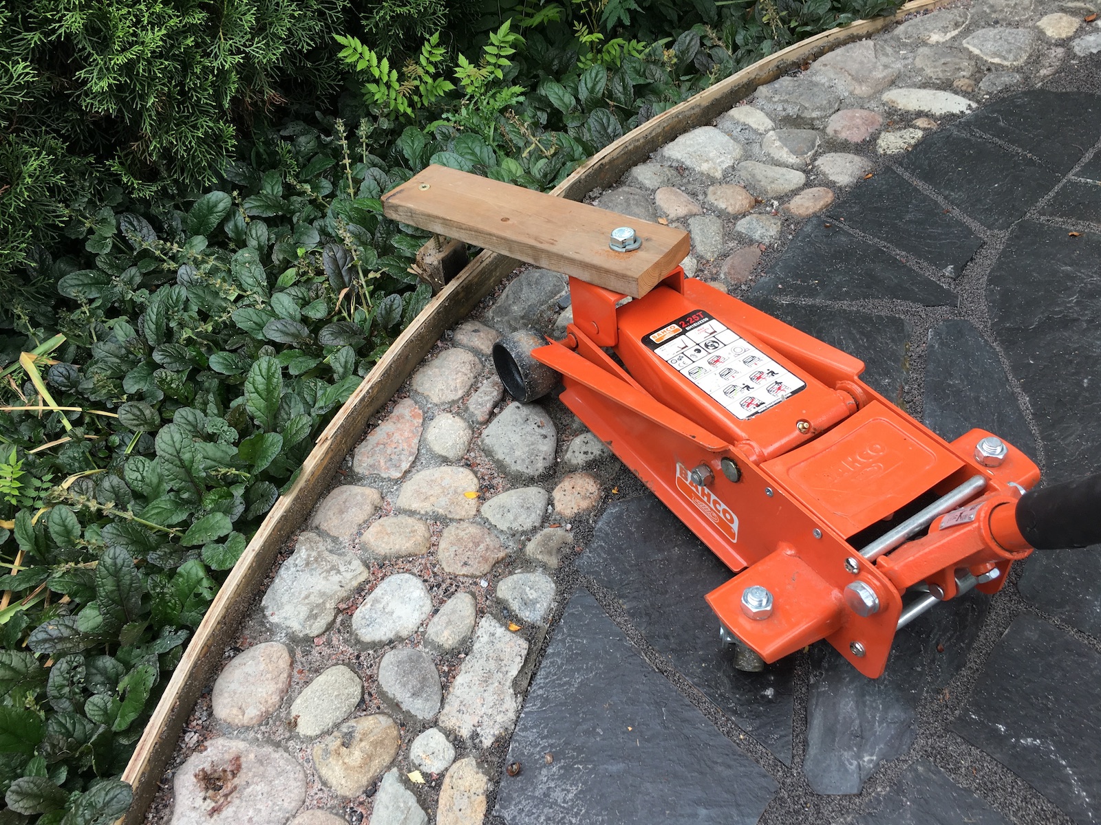 Terrasse av bruddstein og naturstein