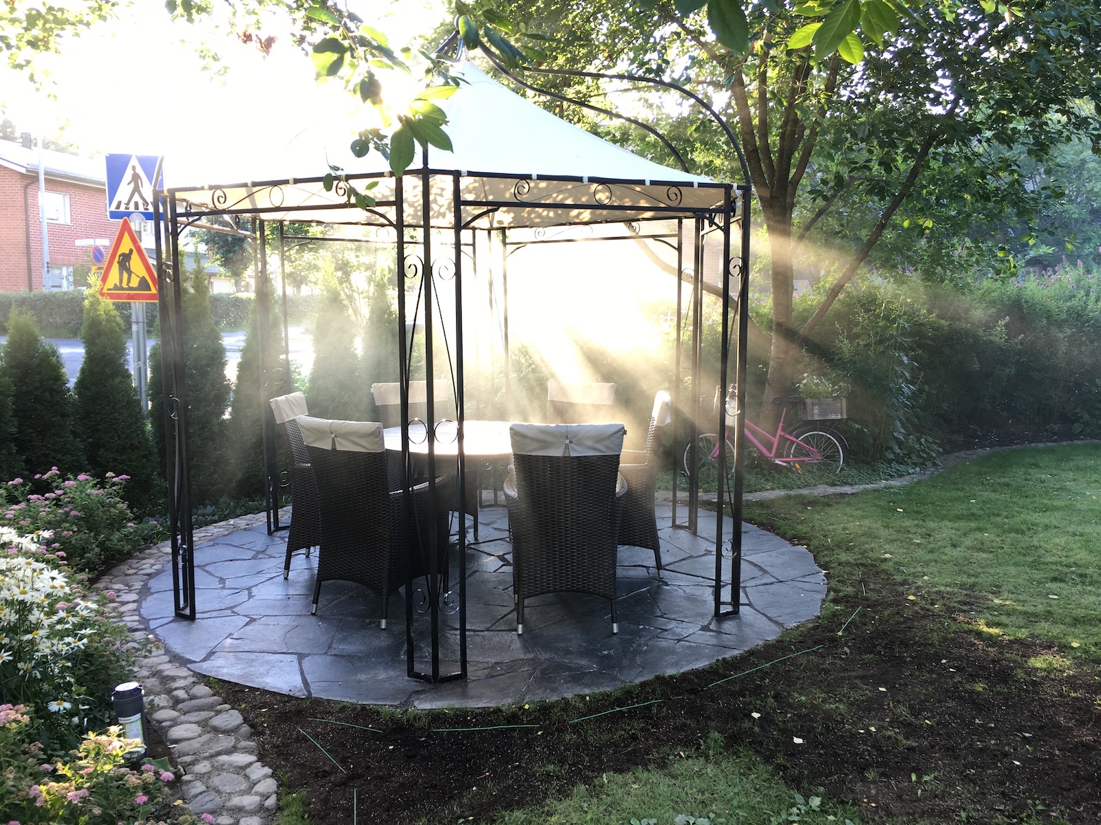 Terrasse av bruddstein og naturstein