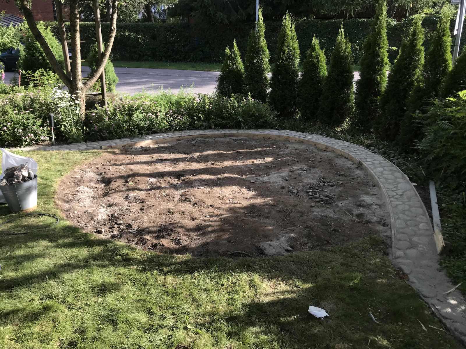 Terrasse av bruddstein og naturstein