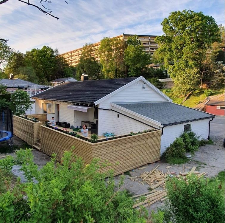 Ny terrasse og blomsterkasser