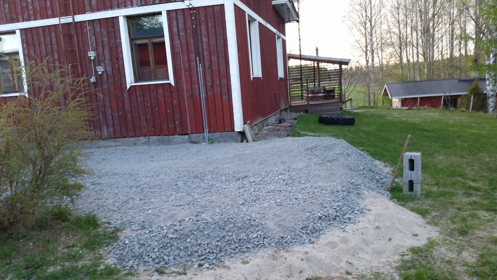 Ny terrasse med svømmebasseng