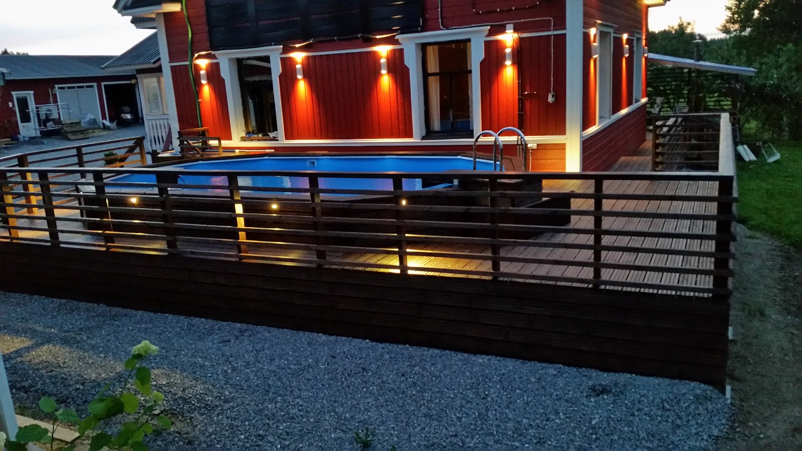 Ny terrasse med svømmebasseng