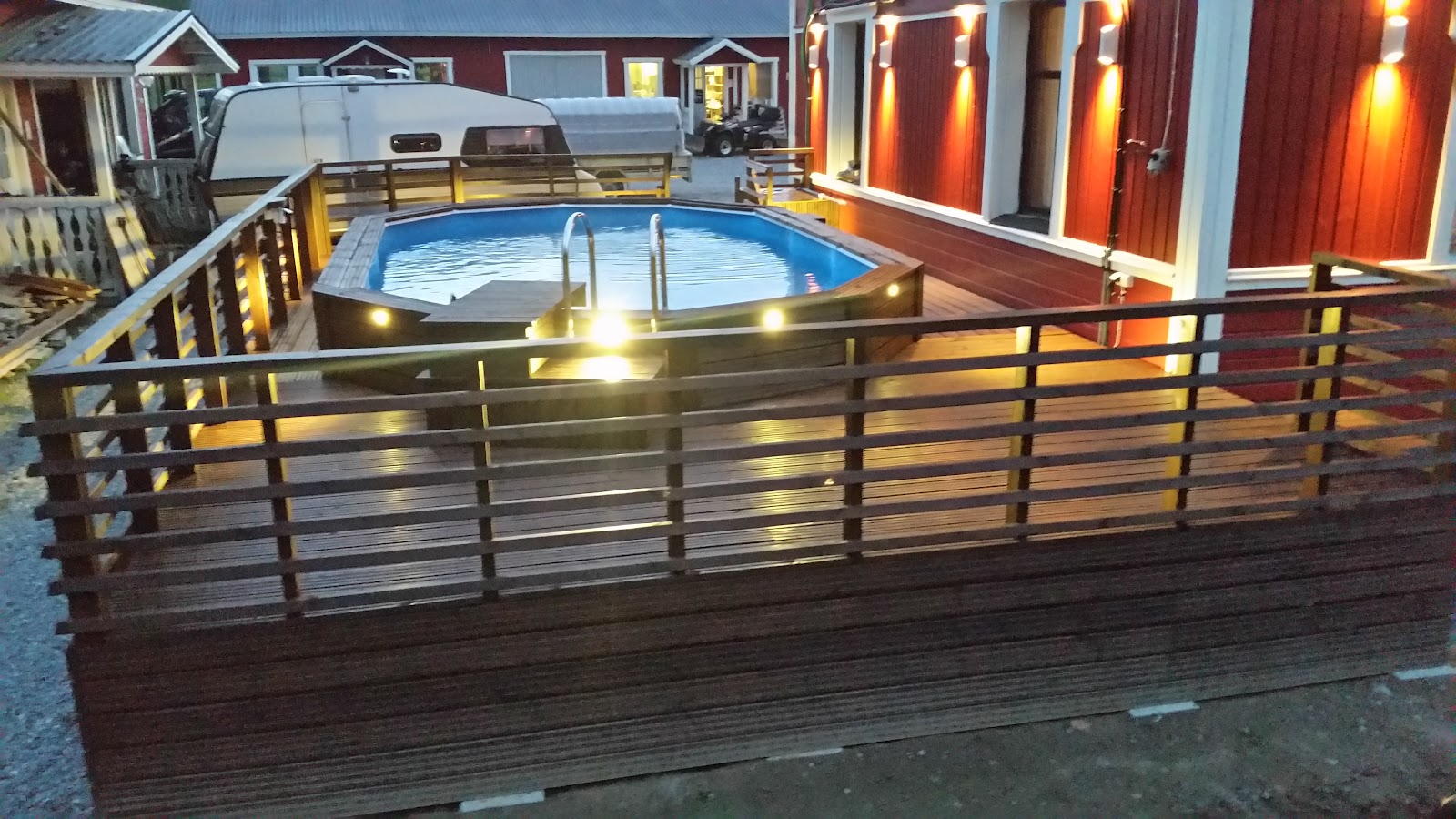 Ny terrasse med svømmebasseng