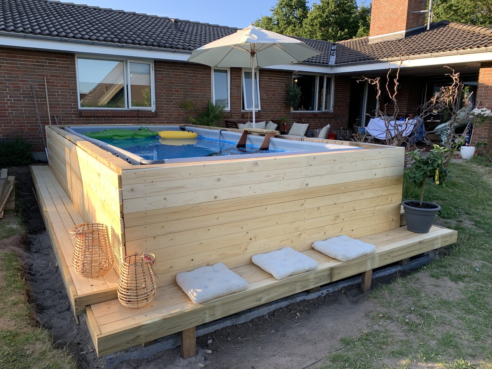 Tropisk terrasse med basseng på budsjett