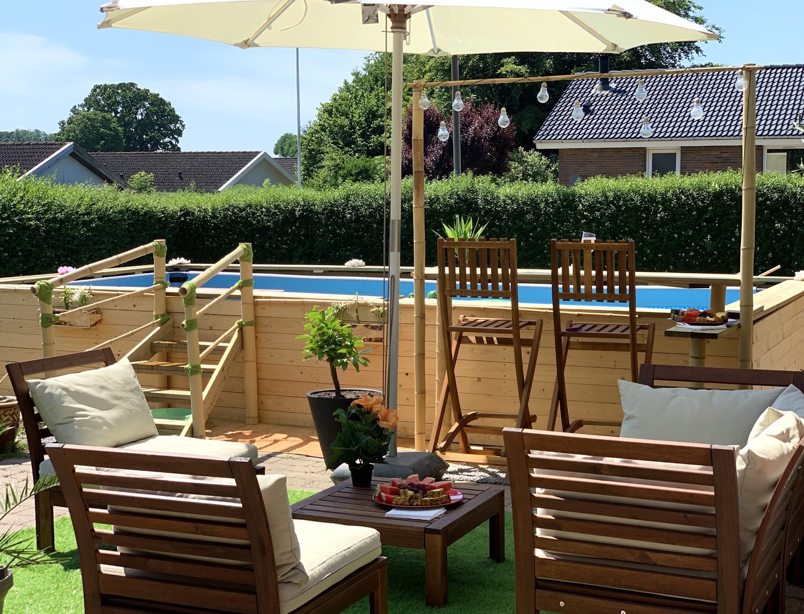 Tropisk terrasse med basseng på budsjett