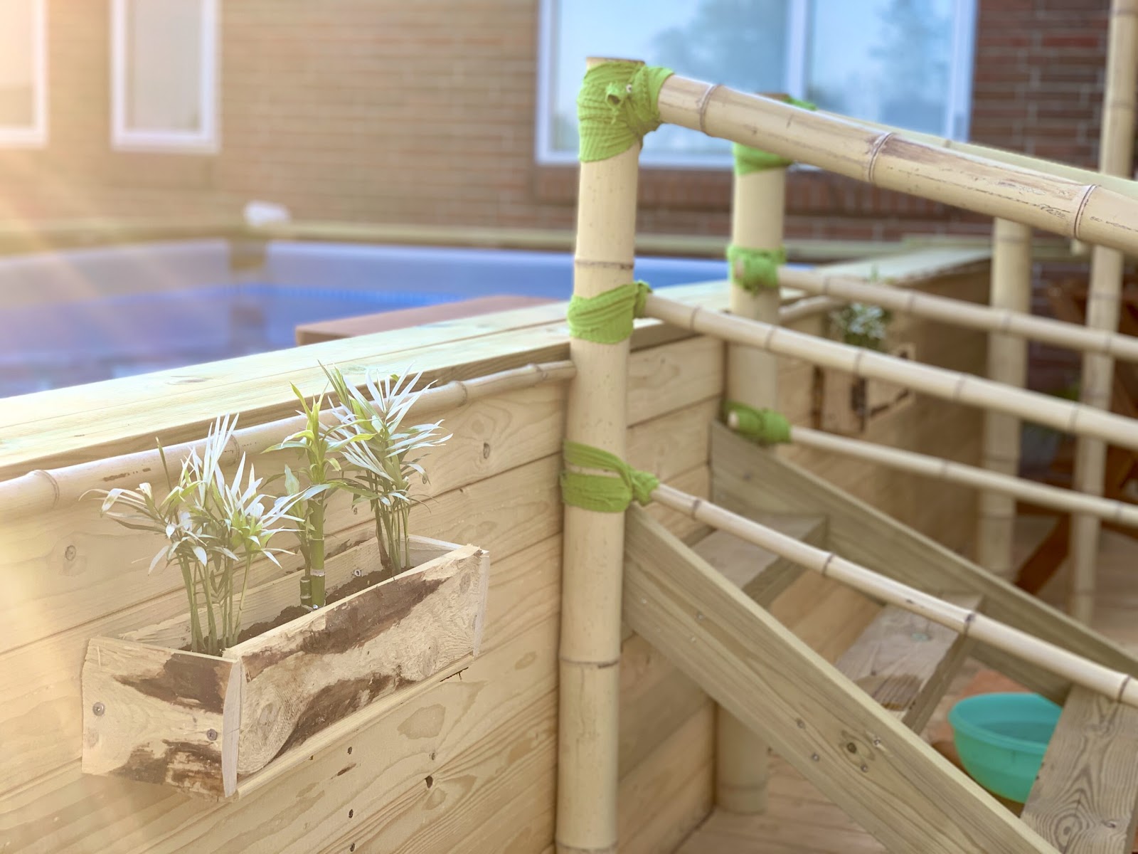 Tropisk terrasse med basseng på budsjett