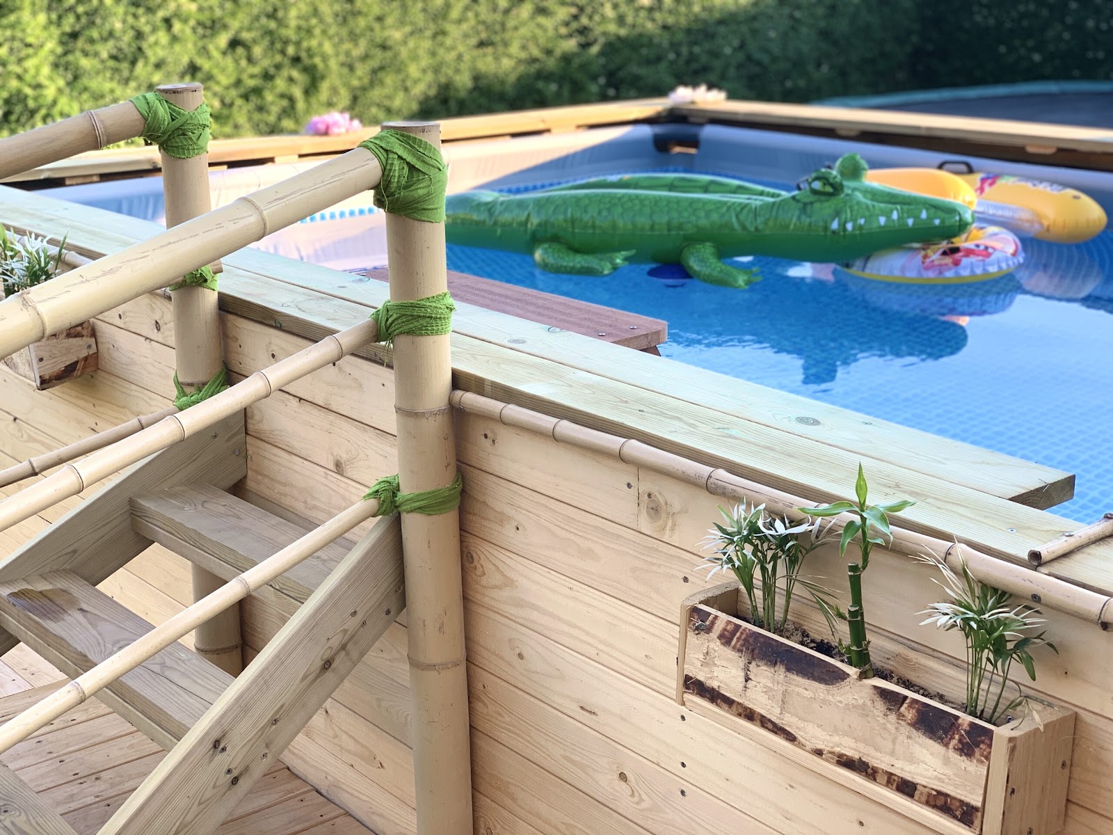 Tropisk terrasse med basseng på budsjett