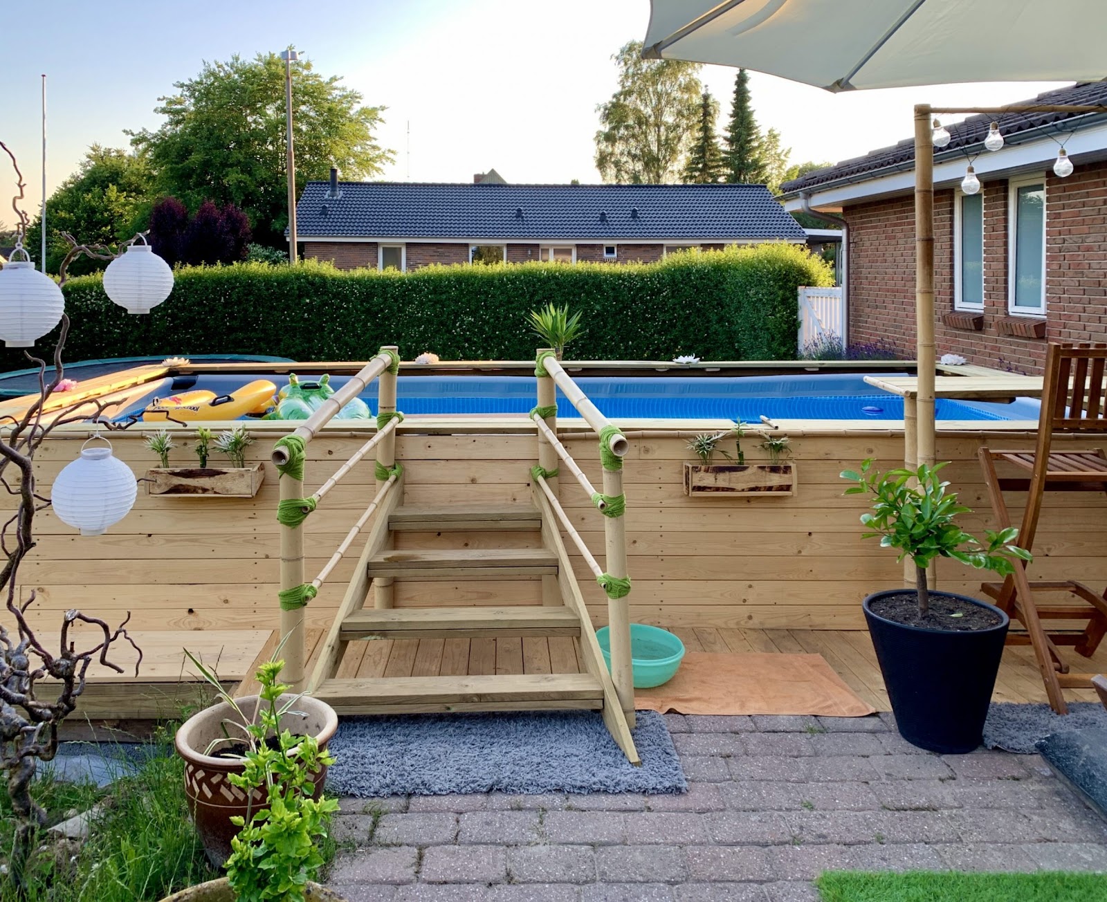 Tropisk terrasse med basseng på budsjett