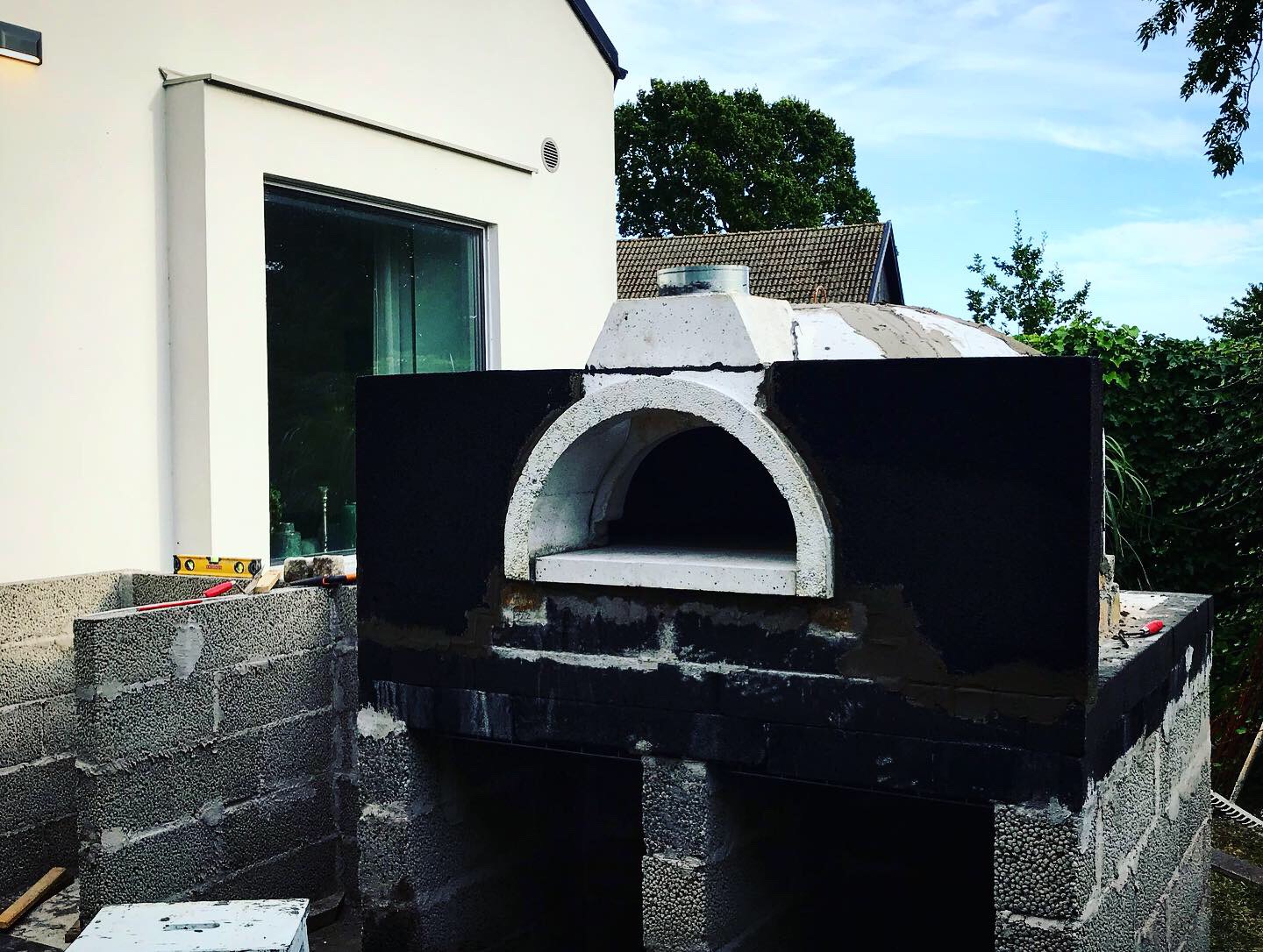 Unik pizzaovnskonstruksjon med glasstak